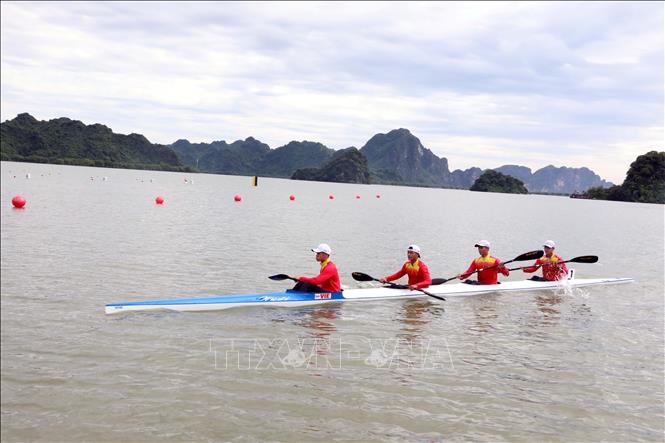 Các vận động viên tranh tài ở nội dung Canoeing và Kayak thuyền bốn thi đấu ở các cự ly 1000m.Ảnh: Thanh Tuấn - TTXVN