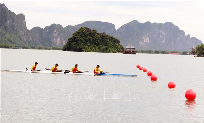 Các vận động viên tranh tài ở nội dung Canoeing và Kayak thuyền bốn thi đấu ở các cự ly 1000m.Ảnh: Thanh Tuấn - TTXVN