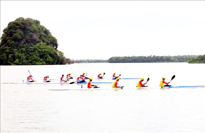 Các vận động viên tranh tài ở nội dung Canoeing và Kayak thuyền bốn thi đấu ở các cự ly 1000m.Ảnh: Thanh Tuấn - TTXVN