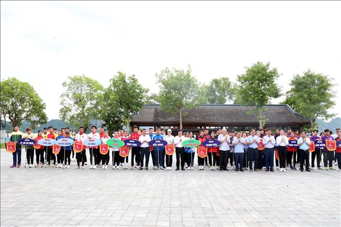 Ban tổ chức tặng hoa, trao cờ lưu niệm cho các đoàn tham gia giải. Ảnh: Thanh Tuấn - TTXVN