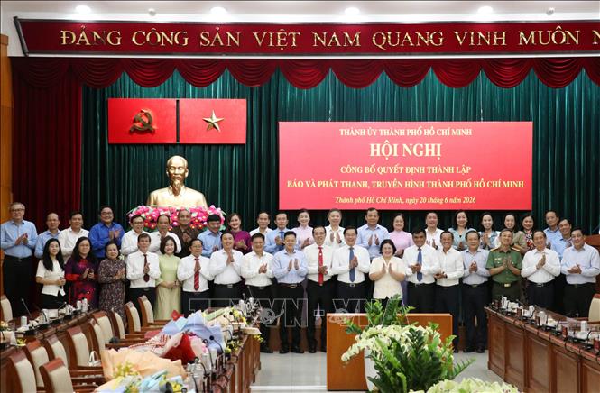 Các đại biểu chụp ảnh lưu niệm tại Hội nghị công bố quyết định thành lập Cơ quan Báo và Phát thanh, Truyền hình Thành phố Hồ Chí Minh. Ảnh: Tiến Lực - TTXVN