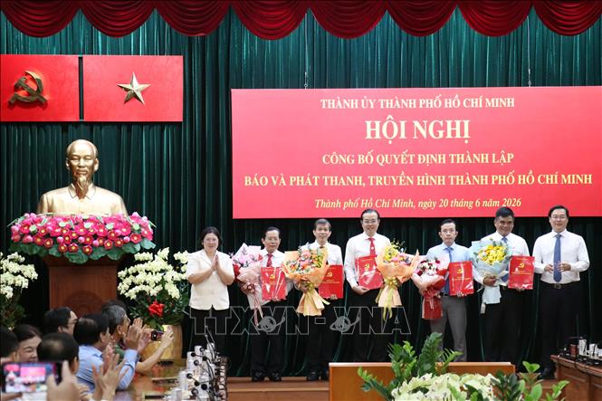 Lãnh đạo Thành ủy Thành phố Hồ Chí Minh trao quyết định bổ nhiệm Tổng Giám đốc, các Phó Tổng Giám đốc Cơ quan Báo và Phát thanh, Truyền hình Thành phố. Ảnh: Tiến Lực - TTXVN