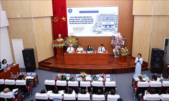 Hội thảo là diễn đàn để các nhà quản lý, nhà khoa học, giảng viên và giáo viên cùng trao đổi học thuật, chia sẻ kinh nghiệm và đề xuất các giải pháp nhằm nâng cao chất lượng đào tạo, bồi dưỡng đội ngũ giáo viên đáp ứng yêu cầu đổi mới giáo dục và hội nhập quốc tế. Ảnh: Thanh Tùng - TTXVN 