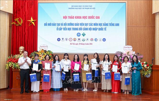 Ban tổ chức trao quà lưu niệm cho các đơn vị đồng hành cùng hội thảo. Ảnh: Thanh Tùng - TTXVN