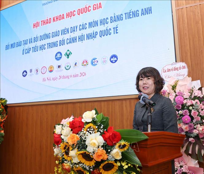 TS. Nguyễn Thị Mai Hữu, Trưởng ban - Ban Quản lý Đề án Ngoại ngữ Quốc gia (Bộ Giáo dục và Đào tạo) phát biểu về định hướng đào tạo, bồi dưỡng giáo viên dạy các môn học bằng Tiếng Anh trong giai đoạn hiện nay. Ảnh: Thanh Tùng - TTXVN