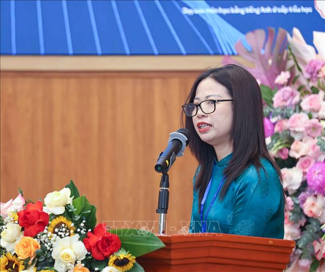 TS. Nguyễn Thuỷ Chung, Trưởng khoa Giáo dục Tiểu học (Trường Đại học Sư phạm Hà Nội) báo cáo đề dẫn trong hội thảo. Ảnh: Thanh Tùng - TTXVN