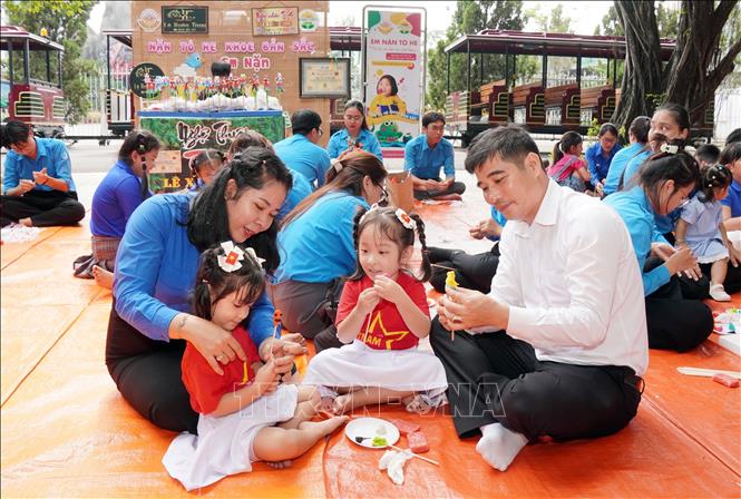 Gia đình anh Nguyễn Thế Nhân - chị Trần Thị Hoài Sang, Hội Liên hiệp Thanh niên Việt Nam xã Phước Hòa tham gia hoạt động nặn tò he tại Ngày hội “Gia đình hạnh phúc” năm 2026. Ảnh: Trung Tuyến – TTXVN