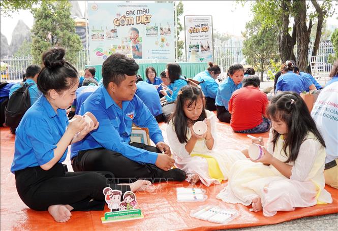 Gia đình anh Nguyễn Hoàng Thi - chị Nguyễn Thị Cẩm Hạnh cùng các con tham gia hoạt động trải nghiệm vẽ gốm tại Ngày hội “Gia đình hạnh phúc” năm 2026. Ảnh: Trung Tuyến – TTXVN