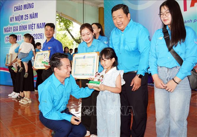 Anh Lê Tuấn Anh, Chủ tịch Hội Liên hiệp Thanh niên Việt Nam Thành phố Hồ Chí Minh trao bằng khen và biểu trưng cho các gia đình văn hóa, hạnh phúc tiêu biểu tại Ngày hội “Gia đình hạnh phúc” năm 2026. Ảnh: Trung Tuyến – TTXVN