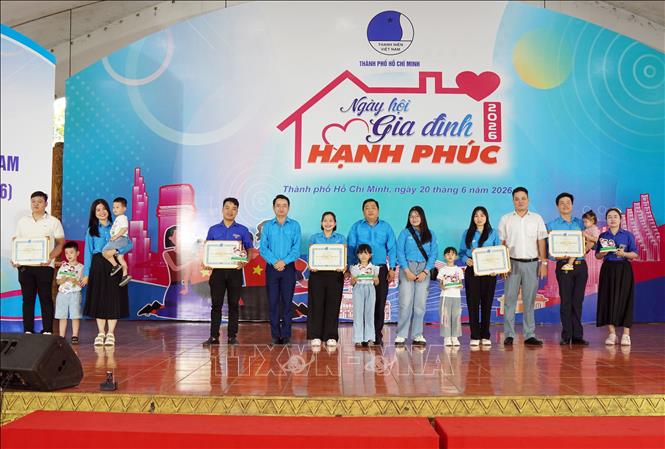 Các gia đình thanh niên đạt danh hiệu “Gia đình văn hóa, hạnh phúc tiêu biểu” năm 2026 nhận tuyên dương tại chương trình. Ảnh: Trung Tuyến - TTXVN