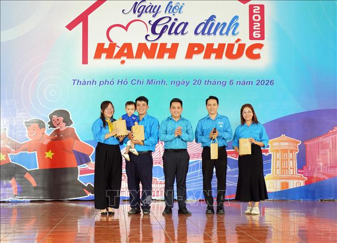 Anh Nguyễn Vĩnh Kha, Phó Chủ tịch Hội Liên hiệp Thanh niên Việt Nam Thành phố Hồ Chí Minh tặng quà hai gia đình văn hóa, hạnh phúc tiêu biểu tham gia giao lưu tại Ngày hội “Gia đình hạnh phúc” năm 2026. Ảnh: Trung Tuyến – TTXVN