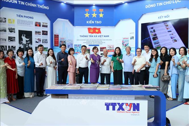 Các đại biểu tại không gian trưng bày của TTXVN tại Hội báo toàn quốc 2026. Ảnh: An Đăng - TTXVN