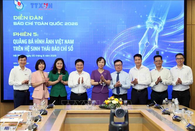 Các đại biểu chụp ảnh lưu niệm sau phiên thảo luận. Ảnh: An Đăng - TTXVN