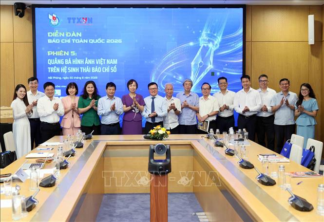 Các đại biểu chụp ảnh lưu niệm sau phiên thảo luận. Ảnh: An Đăng - TTXVN