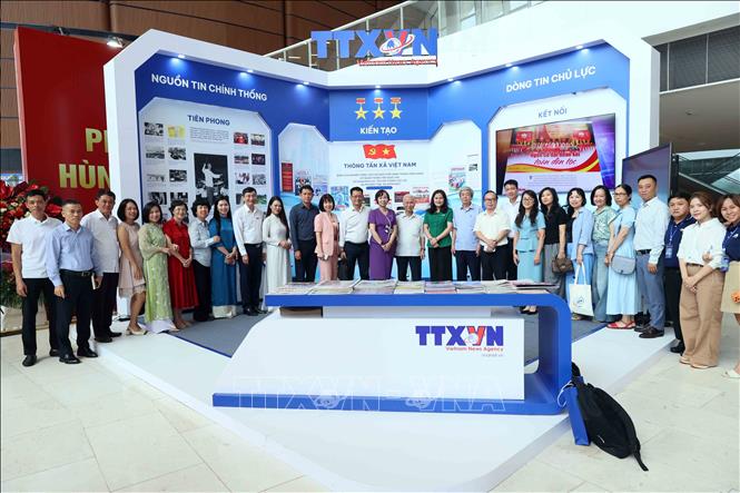 Các đại biểu tại không gian trưng bày của TTXVN tại Hội báo toàn quốc 2026. Ảnh: An Đăng - TTXVN