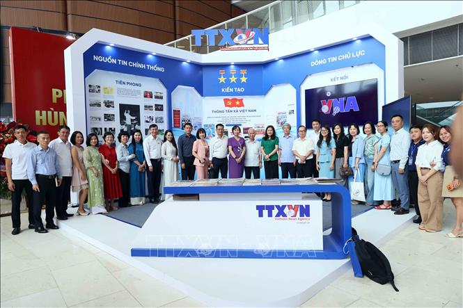 Các đại biểu tại không gian trưng bày của TTXVN tại Hội báo toàn quốc 2026. Ảnh: An Đăng - TTXVN