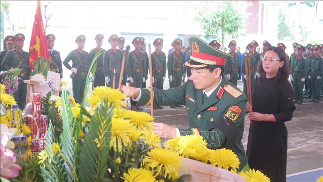 Các đại biểu thắp hương tưởng niệm các anh hùng liệt sĩ. Ảnh: Hương Thu - TTXVN                              
