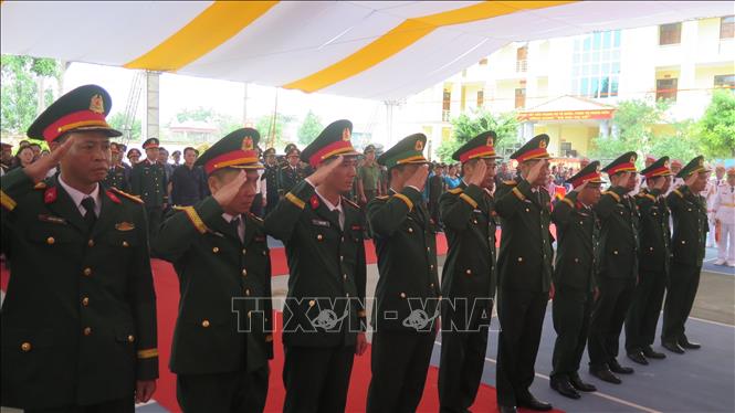 Lễ viếng các anh hùng liệt sĩ. Ảnh: Hương Thu - TTXVN                      