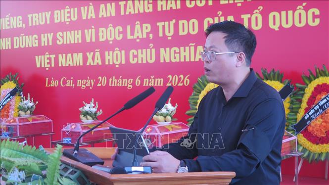 Chủ tịch UBND xã Bát Xát Nguyễn Mạnh Hùng đã đọc lời điếu văn truy điệu. Ảnh: Hương Thu - TTXVN                 