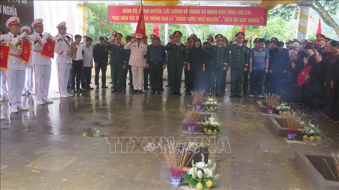 Phút mặc niệm tưởng niệm các liệt sĩ. Ảnh: Hương Thu - TTXVN                              
