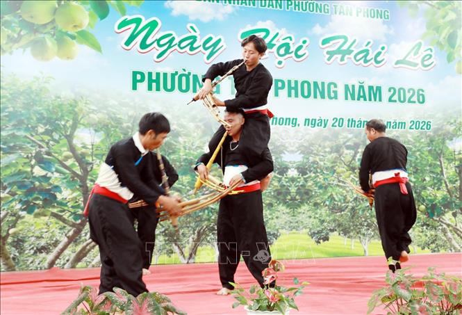 Tiết mục văn nghệ khèn Mông do các tràng trai bản địa biểu diễn chào mừng lễ hội. Ảnh: Quý Trung – TTXVN