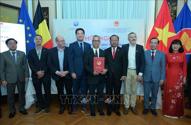Bí thư Tỉnh ủy Tỉnh Tây Ninh Nguyễn Văn Quyết, Đại sứ Nguyễn Văn Thảo cùng lãnh đạo tỉnh Tây Ninh chứng kiến lễ trao Giấy chứng nhận đăng ký đầu tư cho Dự án nhà máy sữa Be Milk của nhà đầu tư Swiss Asia Partner tại Tây Ninh. Ảnh: Lan Anh - PV TTXVN tại Bỉ