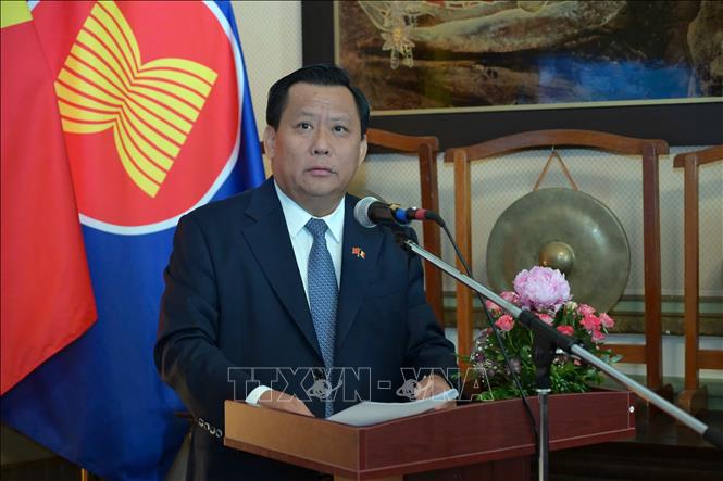 Ông Huỳnh Văn Sơn, Phó Chủ tịch UBND Tỉnh Tây Ninh, giới thiệu về tiềm năng và các cơ hội hợp tác đầu tư của Tây Ninh với các doanh nghiệp tại Brussels. Ảnh: Lan Anh - PV TTXVN tại Bỉ