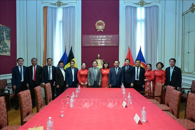 Bí thư Tỉnh ủy Tỉnh Tây Ninh Nguyễn Văn Quyết, Đại sứ Nguyễn Văn Thảo và doanh nghiệp hai nước chụp ảnh chung. Ảnh: Lan Anh - PV TTXVN tại Bỉ