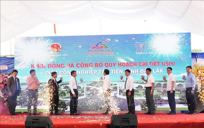 Lãnh đạo tỉnh cùng chủ đầu tư thực hiện nghi thức khởi động dự án Đầu tư xây dựng hạ tầng kỹ thuật cụm công nghiệp Tân Tiến. Ảnh: Ngọc Minh - TTXVN