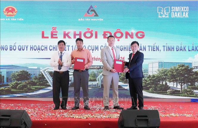 UBND tỉnh trao Quyết định thành lập Cụm công nghiệp Tân Tiến cho chủ đầu tư Dự án. Ảnh: Ngọc Minh - TTXVN