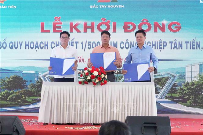 Các đơn vị ký kết nội dung hợp tác đầu tư tại Cụm công nghiệp Tân Tiến. Ảnh: Ngọc Minh - TTXVN