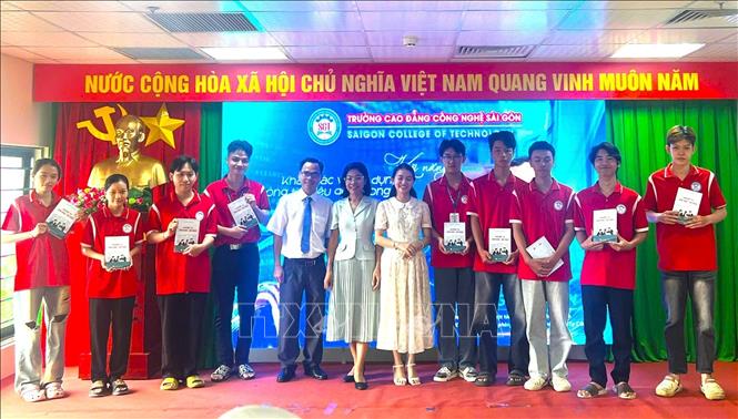 Tặng sách về kỹ năng số cho sinh viên tiêu biểu Trường Cao đẳng Công nghệ Sài Gòn (chi nhánh Cần Thơ). Ảnh: Ánh Tuyết - TTXVN