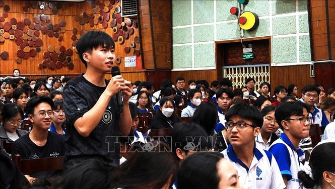Sinh viên Đại học Cần Thơ đặt câu hỏi trong buổi sinh hoạt chuyên đề an ninh mạng. Ảnh: Ánh Tuyết - TTXVN