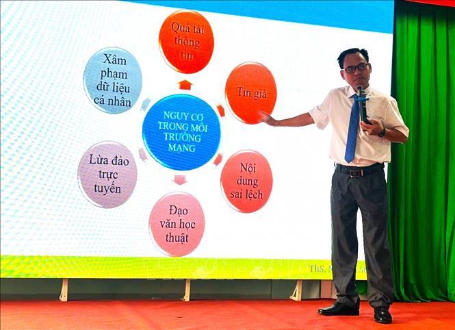 Thạc sĩ Ngô Hải Sơn, Kiểm sát viên Văn phòng Viện Kiểm sát nhân dân thành phố Cần Thơ hướng dẫn sinh viên cách tiếp cận nguồn tư liệu trực tuyến phục vụ học tập, nghiên cứu. Ảnh: Ánh Tuyết - TTXVN