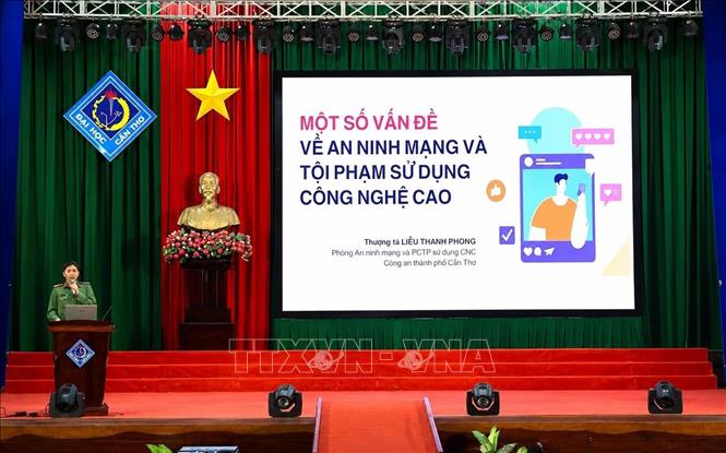 Các diễn giả thuộc Phòng An ninh chính trị nội bộ, Công an thành phố Cần Thơ tuyên truyền về an ninh mạng cho sinh viên Đại học Cần Thơ. Ảnh: Ánh Tuyết - TTXVN