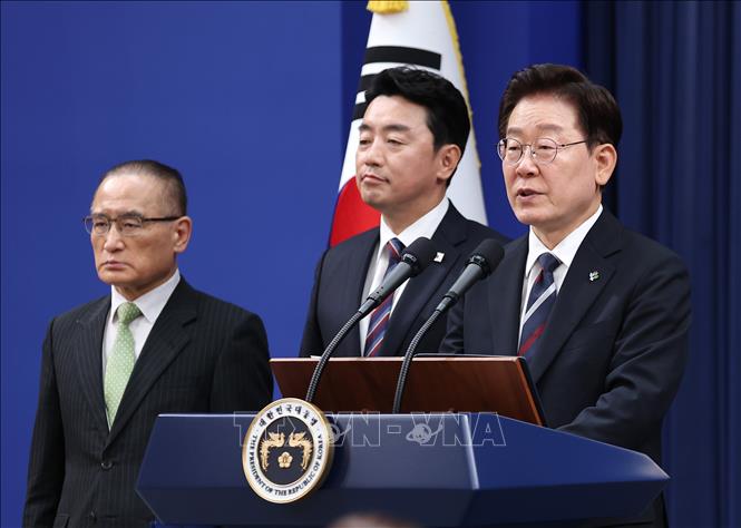 Tổng thống Hàn Quốc Lee Jae Myung (phải) trong cuộc họp báo tại Seoul ngày 19/6/2026. Ảnh: Yonhap/TTXVN