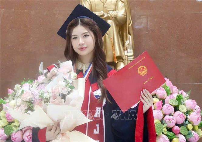 Em Phạm Linh Chi, sinh viên K41 ngành Xây dựng Đảng và Chính quyền Nhà nước, Học viện Báo chí và Tuyên truyền, đề cập báo chí phải “đổi mới mạnh mẽ phương thức làm nghề trong thời đại số”. Ảnh: TTXVN phát