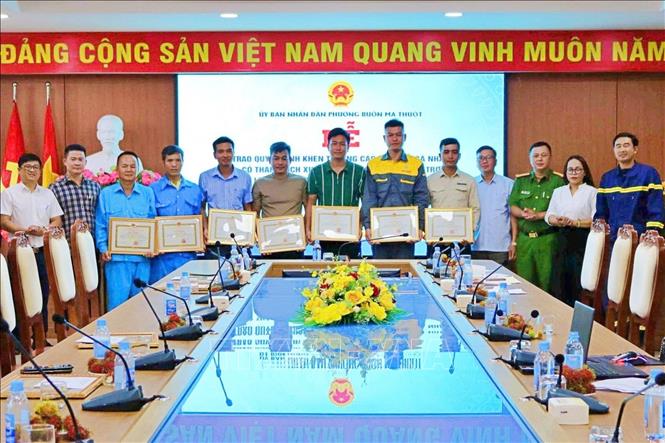 UBND phường Buôn Ma Thuột, tỉnh Đắk Lắk khen thưởng đột xuất 10 tập thể, cá nhân dũng cảm hỗ trợ chữa cháy khống chế đám cháy lớn xảy ra trên địa bàn vào tối 19/6/2026. Ảnh: TTXVN phát