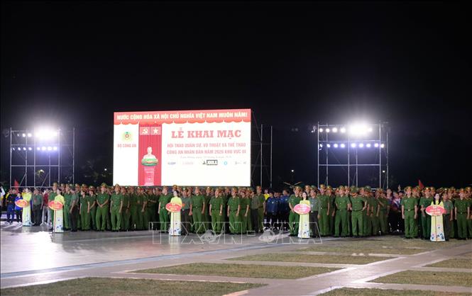 Hội thao có sự tham gia của hơn 1.600 cán bộ, chiến sỹ, học viên thuộc các đội tuyển quân sự, võ thuật và thể thao của 3 trường Công an nhân dân ở phía Nam và công an 14 địa phương các tỉnh, thành phía Nam, Miền Trung – Tây Nguyên. Ảnh: Nguyễn Dũng - TTXVN
