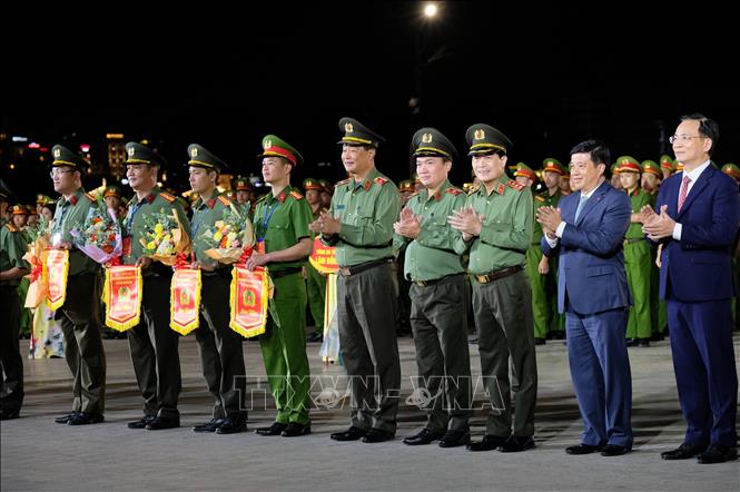 Lãnh đạo Bộ Công an, lãnh đạo tỉnh Lâm Đồng trao cờ lưu niệm cho các đoàn tham dự hội thao Công an nhân dân khu vực 3. Ảnh: Nguyễn Dũng – TTXVN
