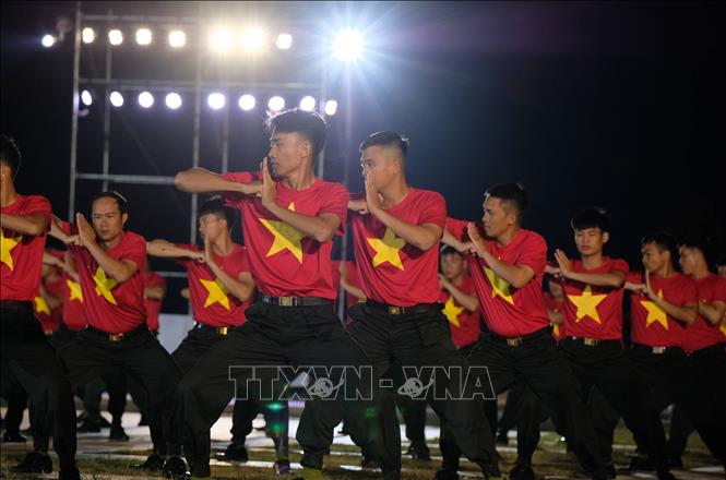 Lực lượng của Công an tỉnh Lâm Đồng biểu diễn võ thuật tại lễ khai mạc Hội thao tối 20/6. Ảnh: Nguyễn Dũng – TTXVN
