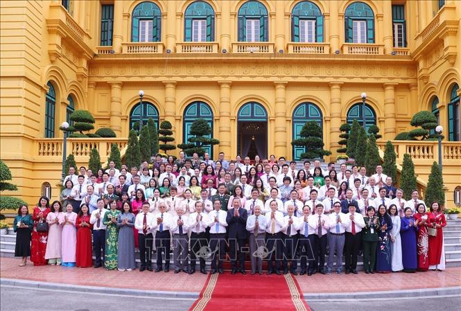 Tổng Bí thư, Chủ tịch nước Tô Lâm chụp ảnh chung với 101 nhà báo tiêu biểu đoạt Giải Báo chí Quốc gia qua các năm, nhân dịp Kỷ niệm 101 năm Ngày Báo chí cách mạng Việt Nam (6/2026). Ảnh: Văn Điệp – TTXVN