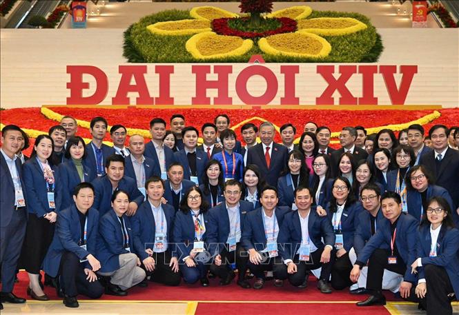 Lãnh đạo Đảng, Nhà nước chụp ảnh chung với cán bộ, phóng viên, biên tập viên TTXVN tại Đại hội XIV của Đảng (1/2026). Ảnh: TTXVN