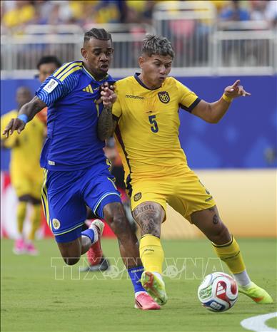 Pha tranh bóng giữa cầu thủ Juninho Bacuna của Curacao và Jordy Alcivar của Ecuador. Ảnh: THX/TTXVN