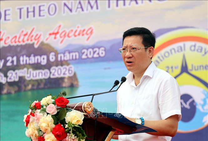 Ông Nguyễn Việt Dũng, Giám đốc Sở Văn hóa, Thể thao và Du lịch Quảng Ninh phát biểu tại Ngày Quốc tế Yoga tổ chức tại Quảng Ninh. Ảnh: Đức Hiếu - TTXVN