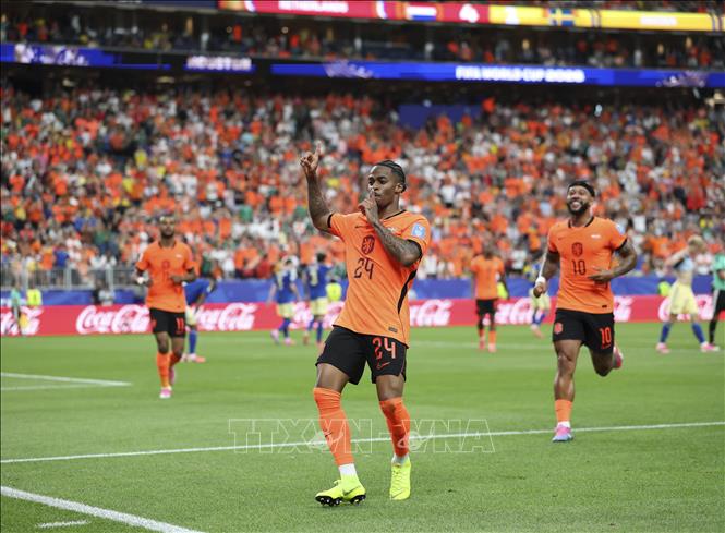 Pha ăn mừng bàn thắng ấn định tỷ số 5-1 cho tuyển Hà Lan của tiền đạo Crysencio Summerville (số 24). Ảnh: THX/TTXVN phát