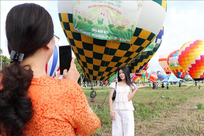 Không gian biểu diễn khinh khí cầu là nơi thu hút du khách tham quan. Ảnh: Hồng Thái - TTXVN