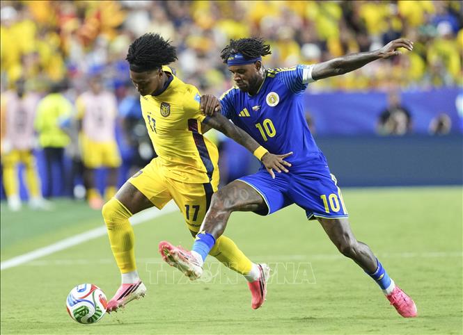 Pha tranh bóng giữa cầu thủ Leandro Bacuna (phải) đội tuyển Curacao và Angelo Preciado đội tuyển Ecuador. Ảnh: THX/TTXVN