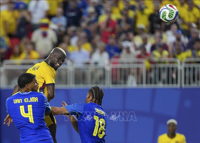 Pha tranh bóng giữa cầu thủ Enner Valencia đội tuyển Ecuador và các cầu thủ Curacao Ảnh: THX/TTXVN