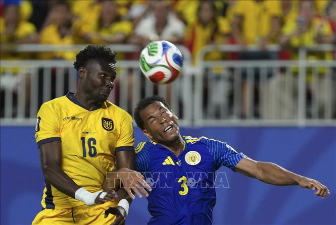 Pha tranh bóng giữa cầu thủ Jurien Gaari đội tuyển Curacao và Jordy Caicedo đội tuyển Ecuador. Ảnh: THX/TTXVN